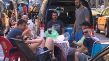Taxistas de Barcelona siguen cortando la Gran Via