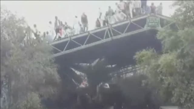 Caos en una carrera de tractores en la India al desplomarse una grada con espectadores