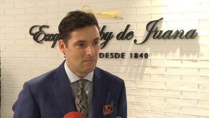 Sastre explica el "espejo inteligente" de su negocio