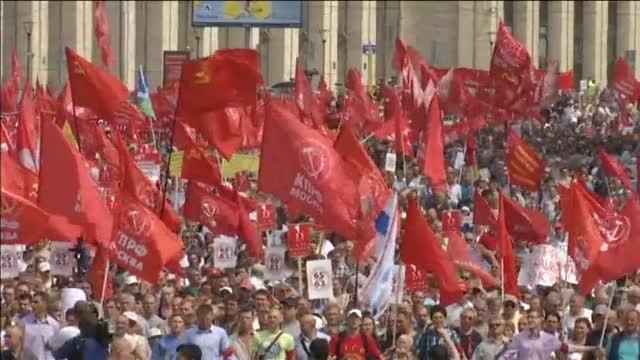 Miles de comunistas rusos protestan en Moscú por el plan de Putin de aumentar la edad de jubilación