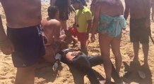 Decenas de personas llegan en patera a la playa de Zahora