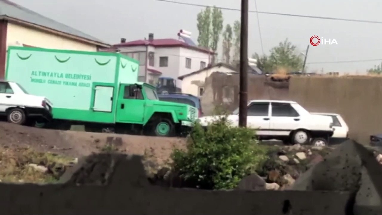 Cenaze camide mahsur kaldı