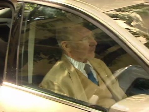 Rodrigo Rato evita a la prensa a su salida del despacho