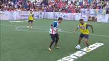 Un aficionado 'roba' el balón a Neymar en un partido solidario