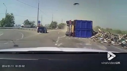 Ce camion prend un virage beaucoup trop vite et se retourne