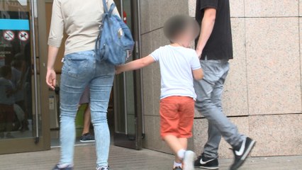 Protesta por la entrega de la custodia de un menor a su padre