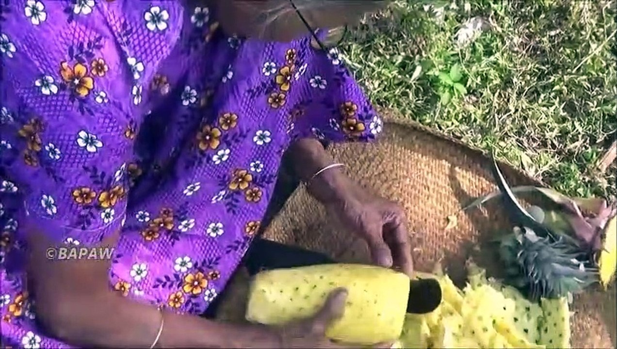 Village Aliments  Cuisson de l'Ananas avec du Poulet dans mon Village par la grand-mère