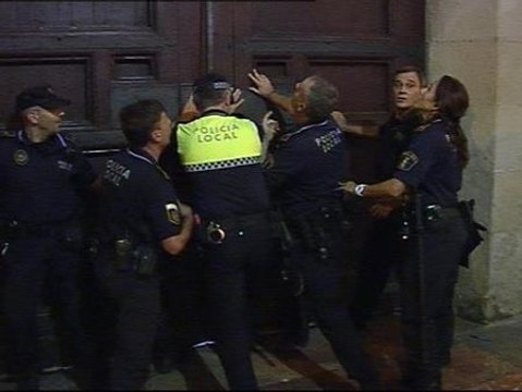 Vecinos de Alicante tratan de entrar en el Ayuntamiento para pedir la dimisión de su alcaldesa