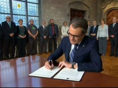 Artur Mas firma el decreto de convocatoria de la consulta soberanista en Cataluña.