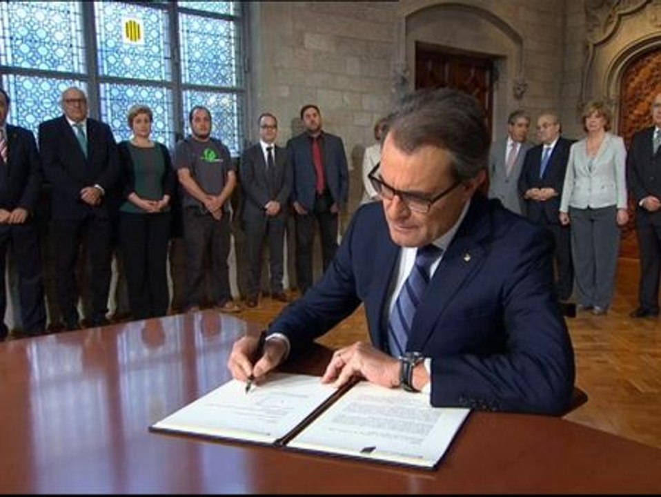 Artur Mas firma el decreto de convocatoria de la consulta soberanista para el 9-N