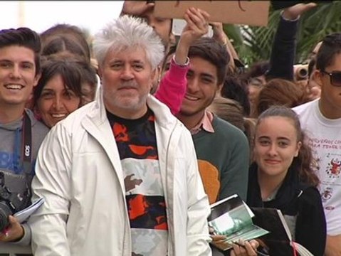 Pedro Almodóvar revoluciona el festival de San Sebastián a su llegada