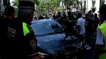 Uber y Cabify suspenden temporalmente el servicio en Barcelona por los ataques de los taxistas