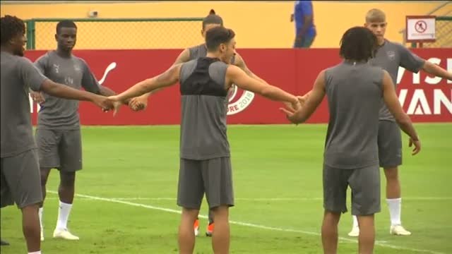 Unai Emery hace público su apoyo total a su futbolista Mesut Özil