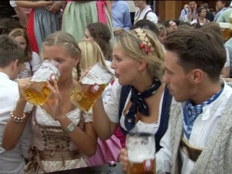 Litros de cerveza inauguran el Oktoberfest