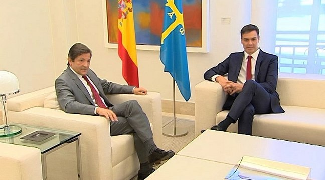Pedro Sánchez recibe a Javier Fernández en La Moncloa