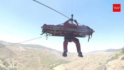 Bomberos del GERA rescatan con un helicóptero a una escaladora