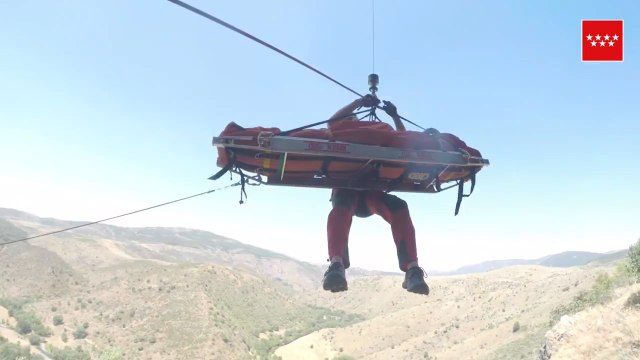 Bomberos del GERA rescatan con un helicóptero a una escaladora