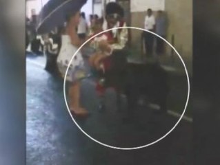 Un domador deja a su oso atado a una farola mientras está en un bar