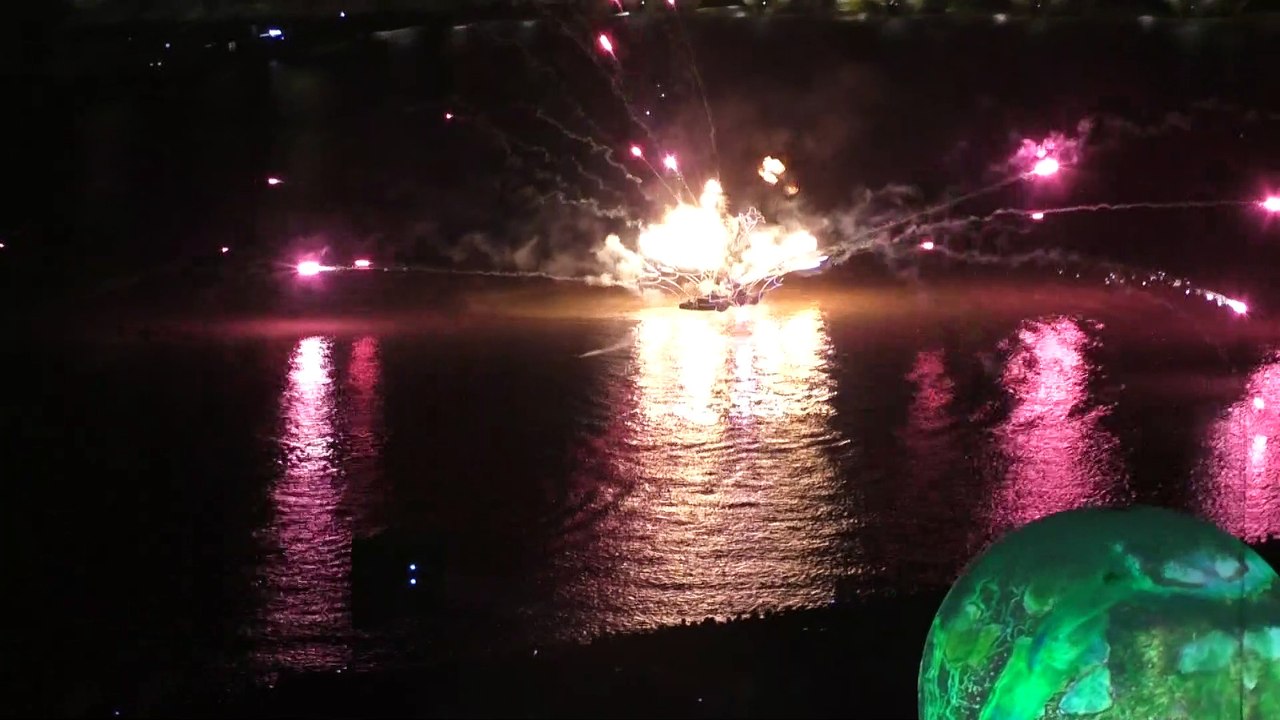 Le feu d'artifice de Bordeaux fête le fleuve 2019