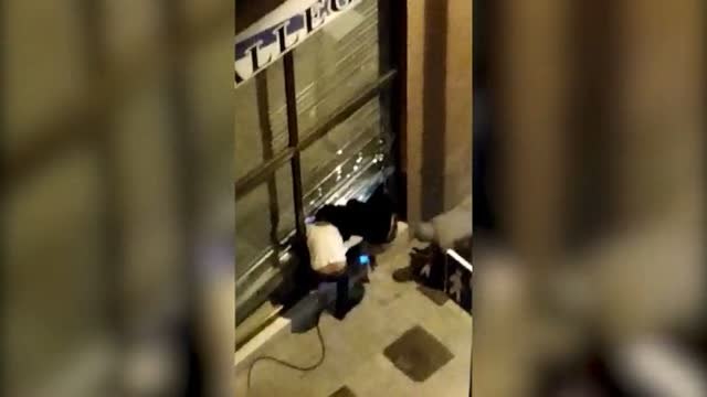 Varios vecinos graban el robo de un bar en Barcelona