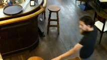 Una camarera muestra el vídeo de cómo un cliente le roba el móvil