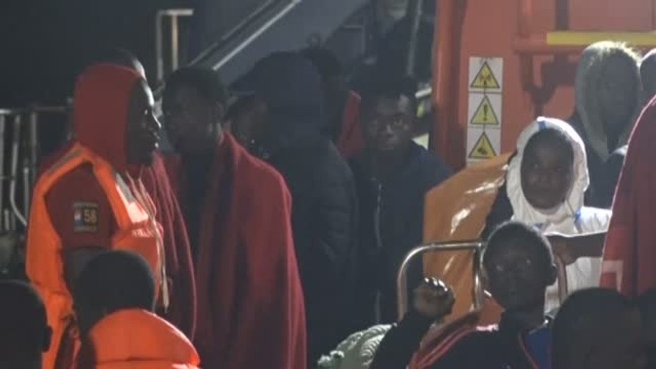 Una patera con 93 personas ha llegado esta pasada noche a Almería, 25 de ellos eran de Bangladesh
