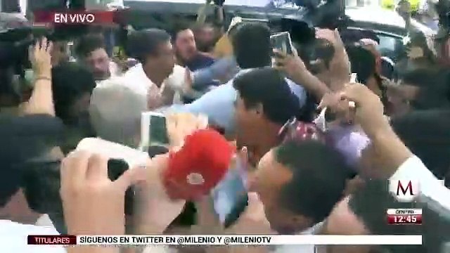 CNTE recibe a AMLO a gritos y empujones en Tapachula