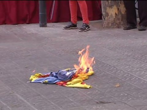 Queman una estelada en Barcelona
