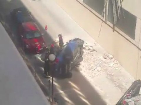 Una mujer cae al vacío con su coche mientras trataba de aparcar