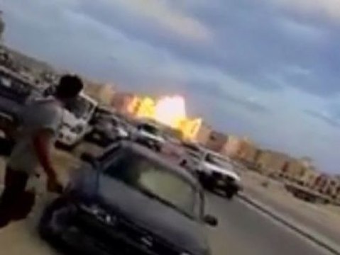 Un avión militar libio se estrella durante una exhibición aérea