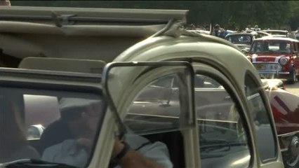 Los coches de época toman las calles de París