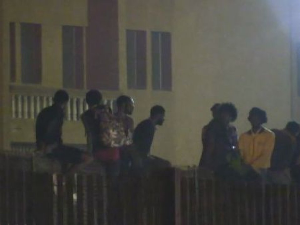 Decenas de subsaharianos intentan saltar la valla de Melilla