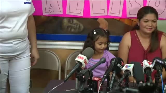 Madre e hija separadas por la política de inmigración de Trump se reencuentran un mes después