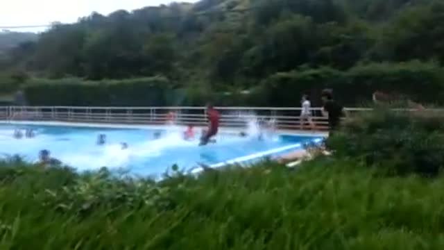 60 menores 'toman' una piscina en Salinas de Añana (Alava) para protestar porque no dejan a un amigo transexual bañarse con camiseta