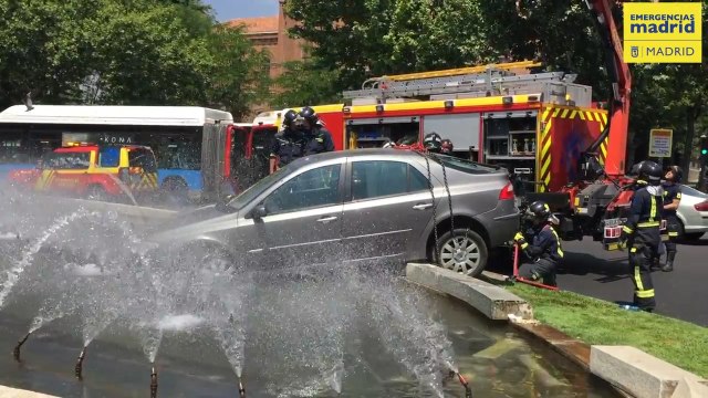 Un conductor se empotra contra la fuente de una glorieta