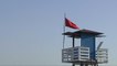 Decenas de bañistas imprudentes siguen mojándose en las playas malagueñas a pesar de la bandera roja