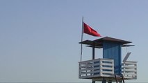 Decenas de bañistas imprudentes siguen mojándose en las playas malagueñas a pesar de la bandera roja