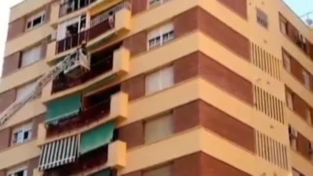 Angustioso rescate de una niña de 5 años colgada de un balcón en el octavo piso de su casa en Málaga