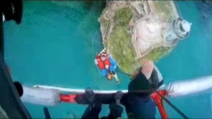 Evacuado un joven que se tiró al agua desde unos 12 metros