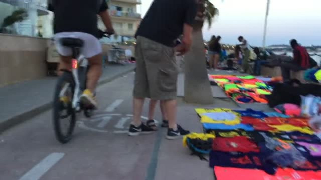 El "top manta" cubre el paseo marítimo de Cambrils