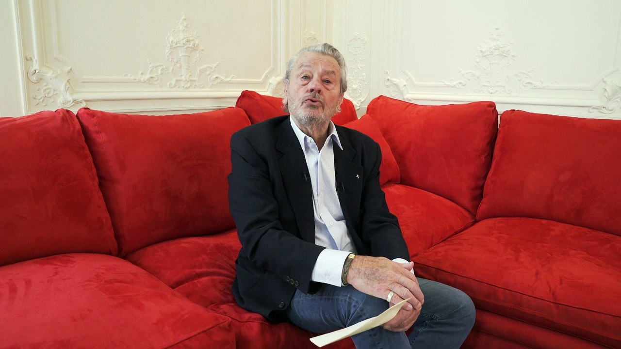 Alain Delon sends a video message / Alain Delon envoie un message à distance - Un message d'Alain Delon