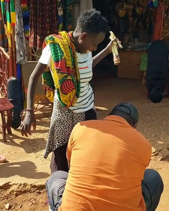 Khoảnh khắc hạnh phúc của người phụ nữ khi được tặng giày