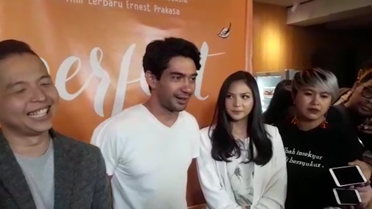 Garap Film Imperfect, Ernest Prakasa Gandeng Reza Rahadian dan Jessica Mila