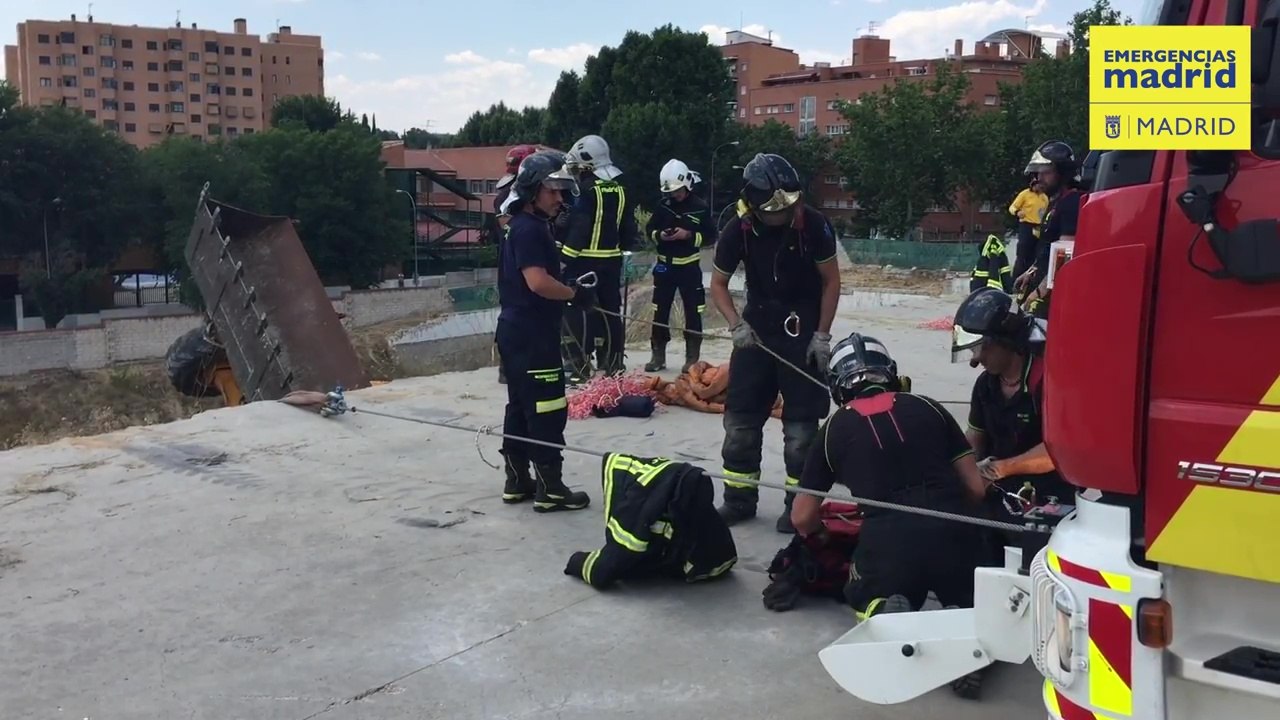 Muere trabajador tras caer con su desbrozadora por un terraplén