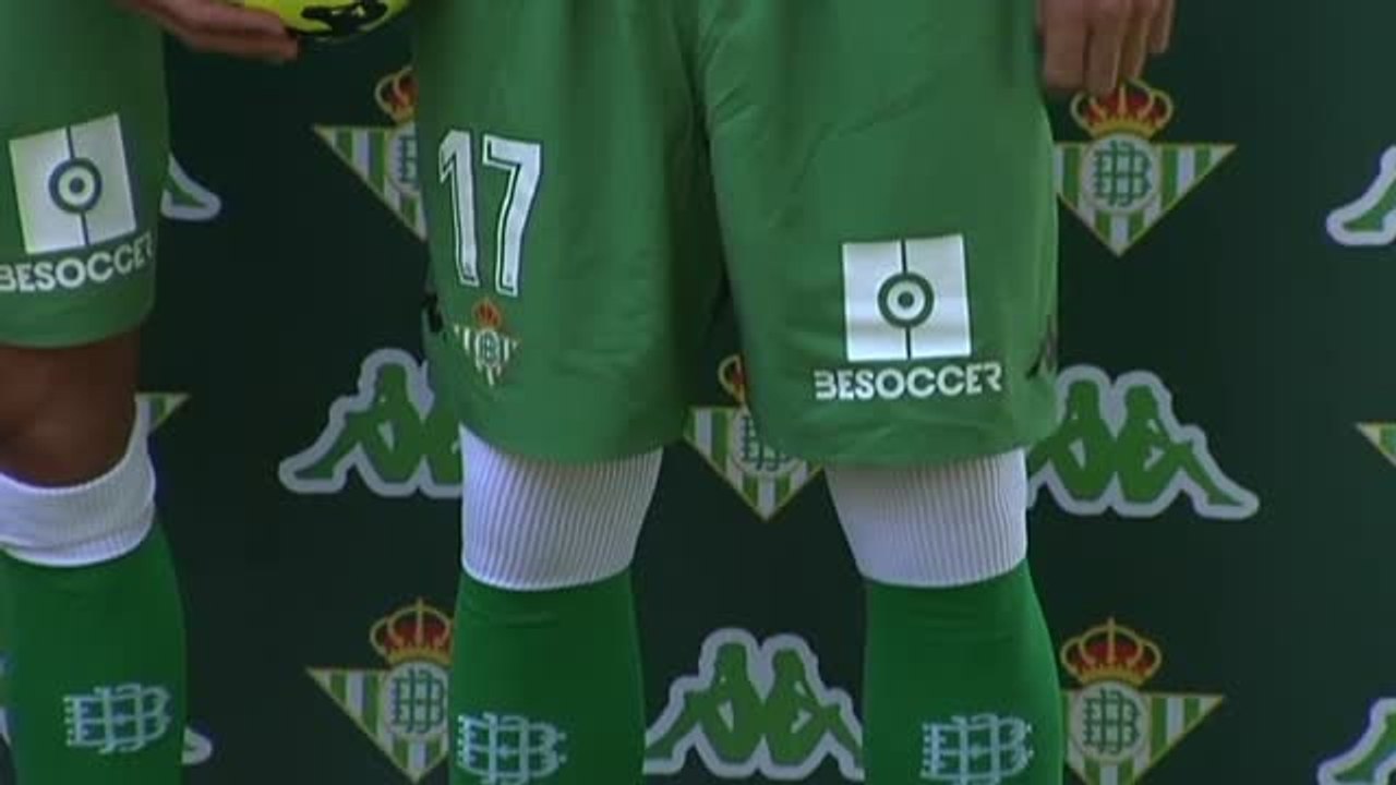 Joaquín y Bartra muestran la nueva equipación del Real Betis