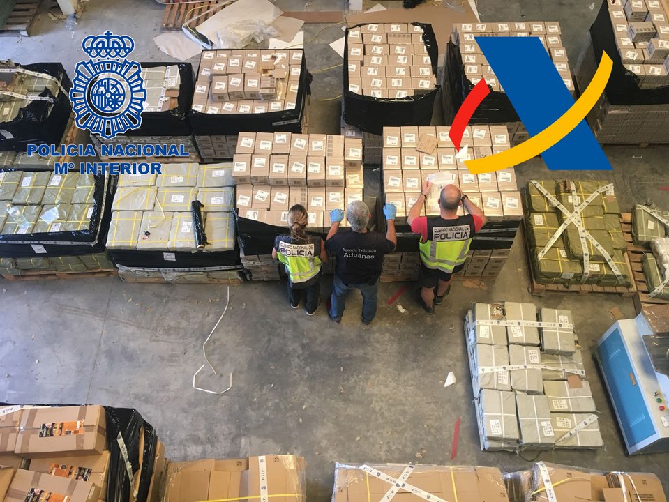 Desmanteladas en Valencia dos fábricas clandestinas de pilas falsas