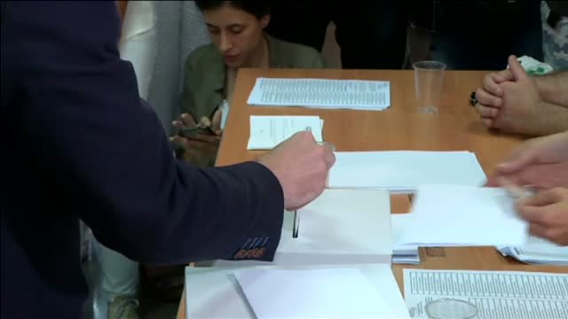 Pablo Casado negocia una posible unión con Dolores de Cospedal para ganar la batalla a Soraya Sáez de Santamaría