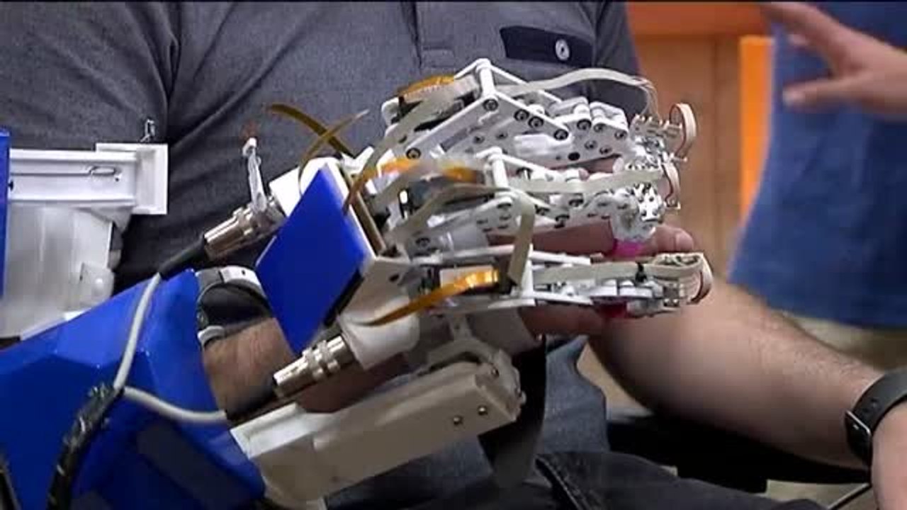 Un exoesqueleto les devuelve la movilidad