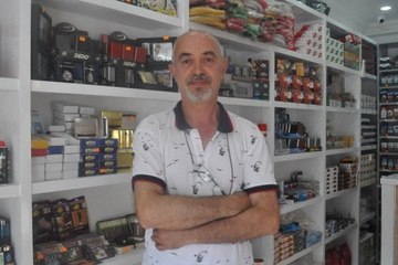 Dükkanının camına astığı yazıyla fenomen oldu! Gören uğramadan gitmiyor