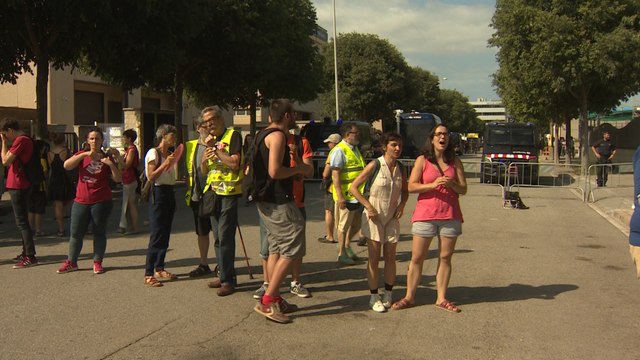 Concentración para evitar subasta inmuebles heredados por Generalitat